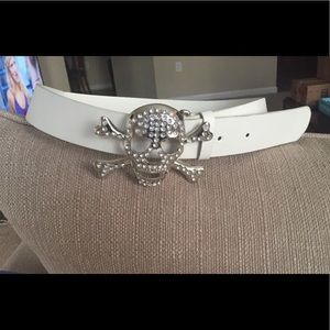 White skull belt